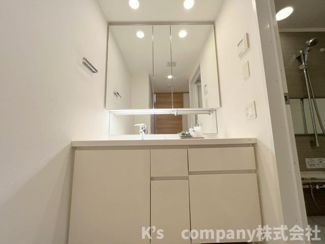茅ヶ崎市汐見台　リストレジデンス茅ヶ崎海岸の独立洗面台|洗面化粧台☆収納も充実しています◇