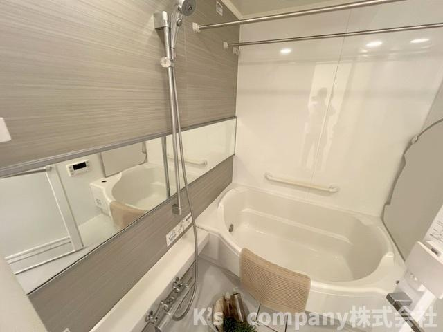 茅ヶ崎市汐見台　リストレジデンス茅ヶ崎海岸の浴室|やさしい木目のアクセントパネルで、一日の疲れを癒す心地の良い空間☆