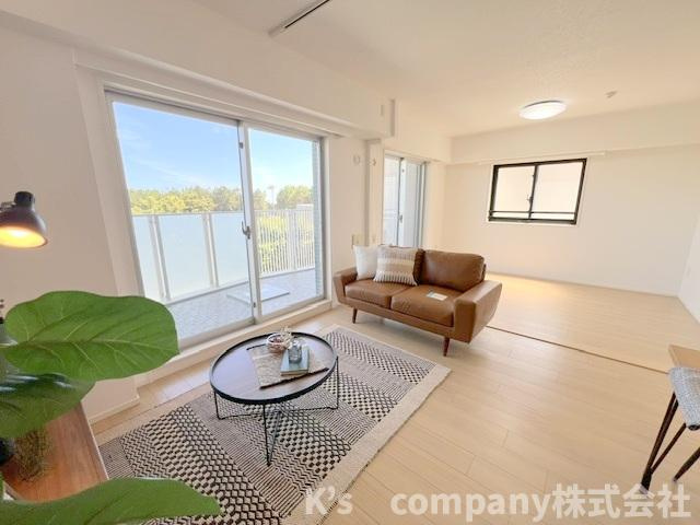 茅ヶ崎市汐見台　リストレジデンス茅ヶ崎海岸の居間・リビング|広い窓から明るい日差しが差し込みます☆