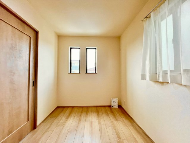 【仲介手数料無料】所沢市中新井3丁目―新築分譲住宅―限定2棟の洋室|4LDKのゆとりある間取りで、ご家族の成長に寄り添います。二面採光で、やさしい光と静けさが、自然な眠りへと導いてくれる癒しの寝室です。