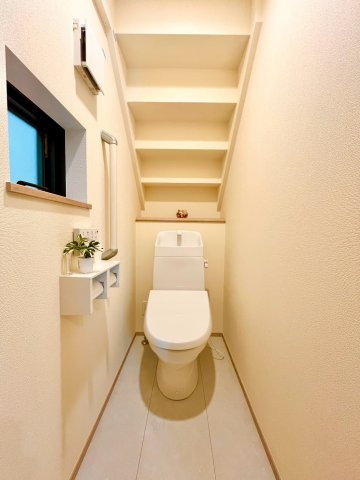 【仲介手数料無料】所沢市中新井3丁目―新築分譲住宅―限定2棟のトイレ|窓のあるトイレで、いつでも自然換気ができる快適空間。光が差し込み、清潔感のある明るい印象です。