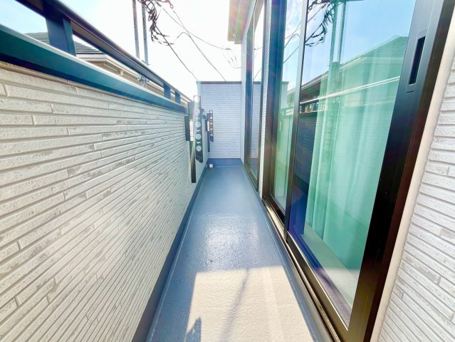【仲介手数料無料】所沢市中新井3丁目―新築分譲住宅―限定2棟のバルコニー|晴れた日にはシーツや布団をたっぷり干して、風と太陽の香りに包まれる心地よさ。広々バルコニーなら、家事効率も快適さもアップ。毎日の暮らしがちょっと楽しくなる空間です。