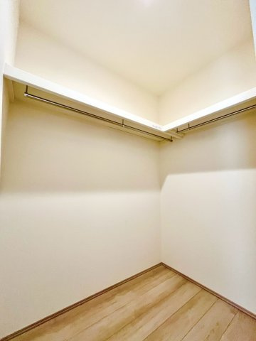 【仲介手数料無料】所沢市中新井3丁目―新築分譲住宅―限定2棟の収納|衣類だけでなく小物もすっきり整理できる使い勝手の良いウォークインクローゼット。見やすく取り出しやすい配置で、毎日の身支度がスムーズに。収納家具を減らせるため、室内を広く使える実用的な収納スペースです。