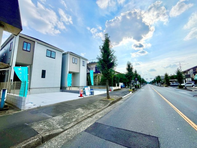 【仲介手数料無料】所沢市中新井3丁目―新築分譲住宅―限定2棟の前面道路含む現地写真|前面道路幅も広く、眺望・陽当たりも良好です。整備された街並みで、気持ちのいい立地ですね。