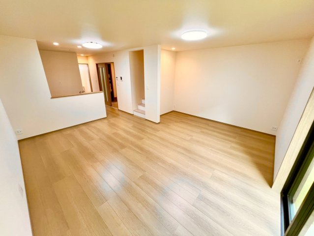 【仲介手数料無料】所沢市中新井3丁目―新築分譲住宅―限定2棟の居間・リビング|19.37帖の広々リビング。
南向きの大きな窓から明るい光が差し込みます。
