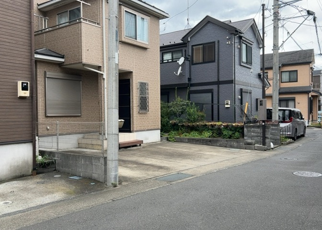 【前面道路含む現地写真】 | 住宅用の土地では前面道路に2m以上接していなければならないと法律で定められています。しかし、お持ちの車のサイズやライフスタイルなどにより、2mでは利便が悪い場合もございますので、事前に確認しましょう。
