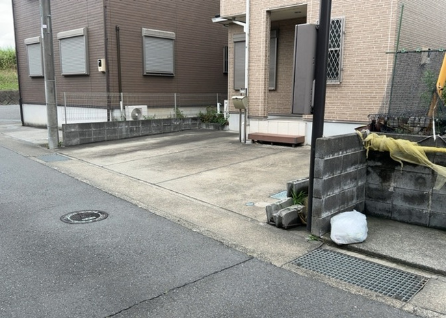 【前面道路含む現地写真】 | 道幅が広い場所は日当たりや風通が良好です。幅が広いのですれ違いも可能ですし大きな車でも駐車可能！一方で、大型車が通ることも多くなるため交通量の増加により騒音に繋がります。また土地の値段が高くなります。