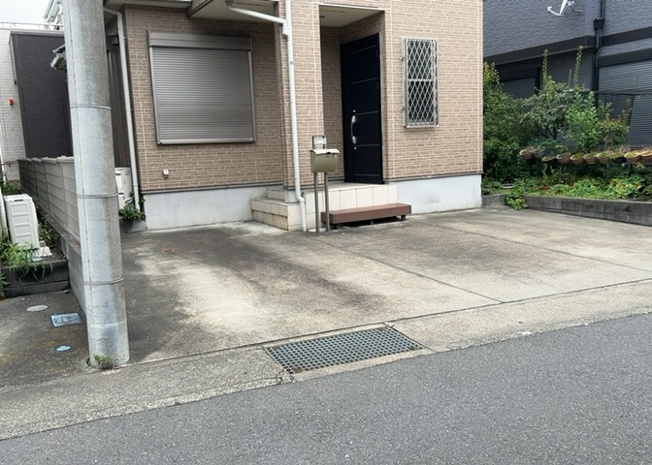 【駐車場】 | 駐車場と明記されていても、最小スペースでつくられた駐車場だと大型車は駐車できなかったり、出入りしにくくなったりする可能性があります。お車のサイズと購入したい物件の駐車場のサイズを現地で確認しましょう。