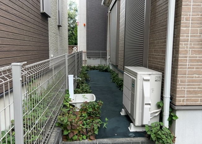 【庭】 | 庭があることでガーデニングや家庭菜園はもちろん、こどもの遊び場やペットを放して遊ぶことができます。また、家の周囲に余裕があるということです。隣地との間があれば、十分な日当たりと、風通しが確保できます。
