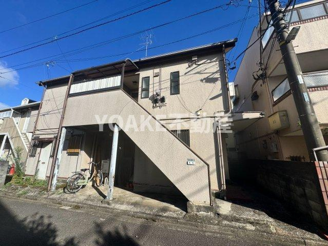 成塚アパートのエントランス