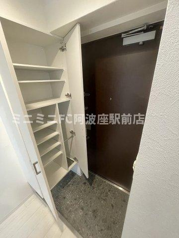 大阪市西区京町堀３丁目の賃貸マンションの玄関