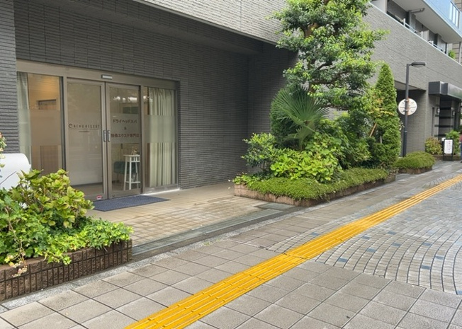 【外観】 | レクセルマンション本厚木 | 外観はマンション管理がされているかの目安になります。築年数が古いと、壁面は劣化してひび割れが生じることも！建物が古びていても細かいところが修繕されていると、きちんと管理されているなぁと感じるでしょう。