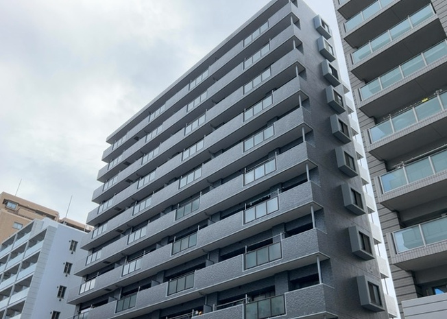 【バルコニー】 | レクセルマンション本厚木 | 一般的なバルコニーは、奥行1.5ｍ程ですが、ワイルドバルコニーは2ｍまで広がっています。そのため洗濯物の間隔をあけ干すことができ、乾きやすいというメリットや、ガーデニングが楽しめる等の特徴があります。