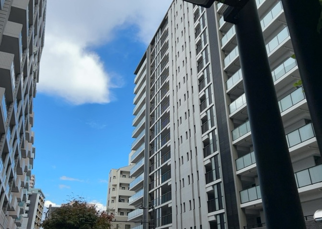 【展望】 | レクセルマンション本厚木 | 眺望の良さを楽しめるダイニングキッチンで家族団らんの時間を過ごしてはいかがでしょうか。バルコニーから見える景色を家族で眺める時間は、時間が経つのを忘れてしまいそうですね。是非、現地を見に行きましょう！