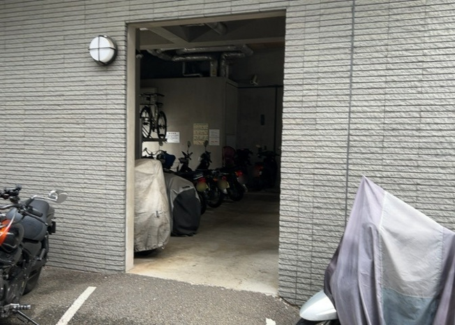 【駐車場】 | レクセルマンション本厚木 | 車一台あたりに必要なスペースは、標準サイズの普通自動車で横幅2m50cm、長さ5mは必要になります。ただし、乗降のことも考慮して横幅3m30cm、長さ5m50cmほどは確保できるところを選びましょう。