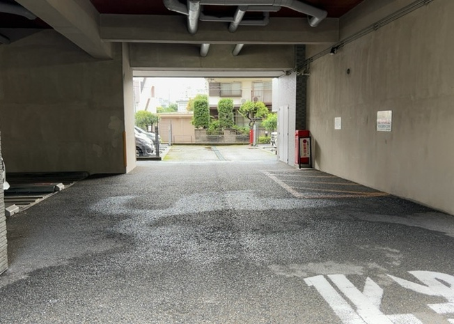 【駐車場】 | レクセルマンション本厚木 | 駐車場と明記されていても、最小スペースでつくられた駐車場だと大型車は駐車できなかったり、出入りしにくくなったりする可能性があります。お車のサイズと購入したい物件の駐車場のサイズを現地で確認しましょう。