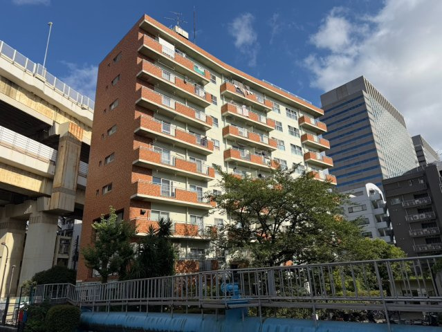 木場スカイハイムの外観|レンガ調の外壁が印象的な、落ち着きのある外観。周辺の街並みに馴染みながらも存在感のあるマンションです。
