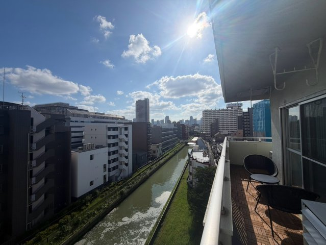 木場スカイハイムの展望|バルコニーからは運河を望む開放的な眺望。視界を遮る建物が少なく、広い空と水辺の景色を身近に感じられます。