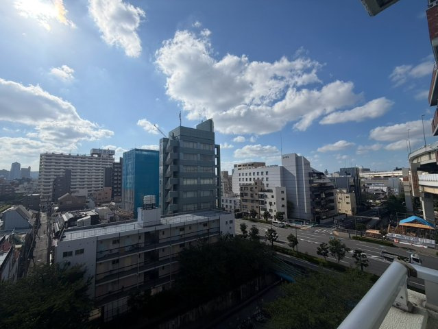 木場スカイハイムの展望|ゆとりあるバルコニーから運河を望む開放的なロケーション。晴れた日には青空が大きく広がります。
