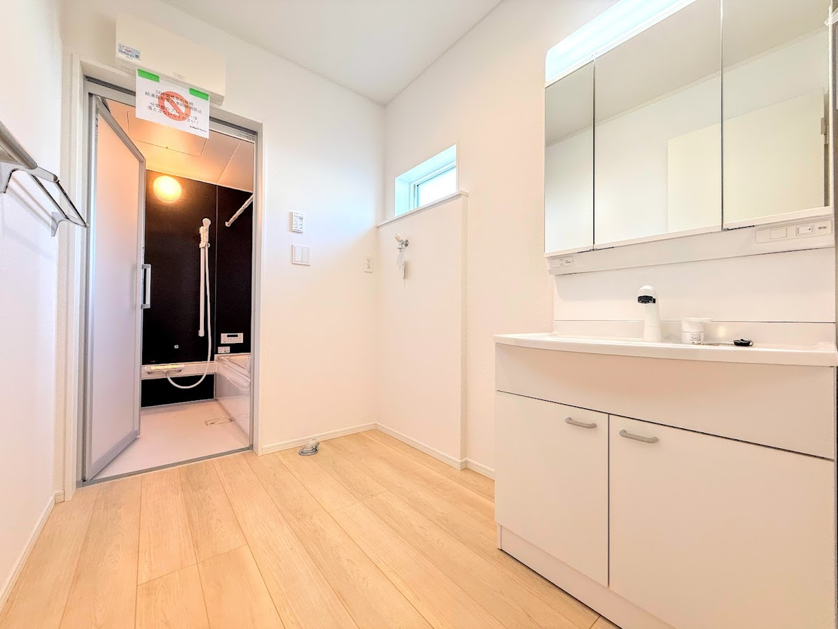 戸塚区小雀町　新築戸建の独立洗面台|【モデルルーム写真】◆三面鏡裏や、シンクしたにも多数収納を備えた、広々とした洗面化粧台。窓のある明るい洗面所で毎日の身支度も気持ち良くお使い頂けます。