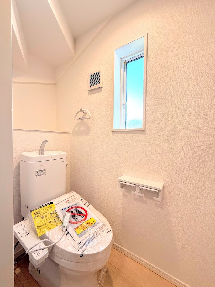 戸塚区小雀町　新築戸建のトイレ|【モデルルーム写真】◆清潔感のある白を基調とした落ち着ける空間。小窓をもうけていますので、こもりやすい空気の入れ替えも簡単に行えますね！
