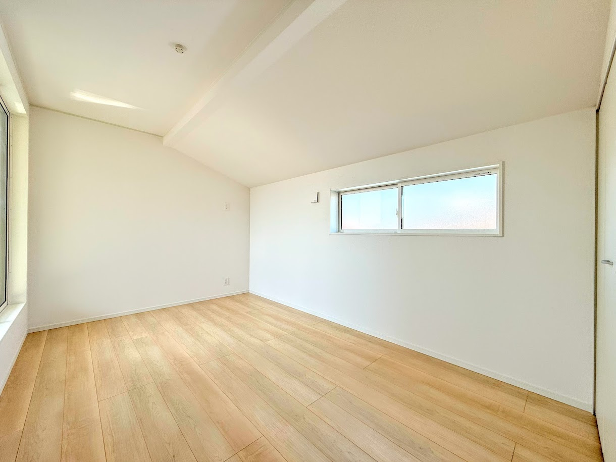 戸塚区小雀町　新築戸建の洋室|【モデルルーム写真】◆室内はいつも明るい印象なので気持ちの良い朝を迎えられます。各部屋にはクローゼットを完備しており、収納が多いお家はすっきりして快適空間です。