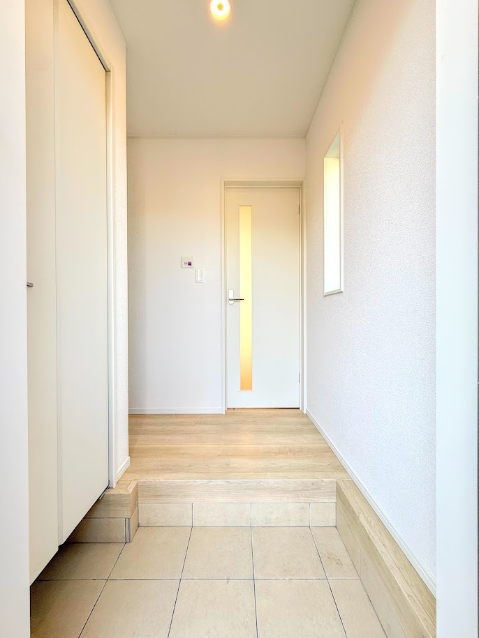 戸塚区小雀町　新築戸建の玄関|【モデルルーム写真】◆明るい玄関です！散らかりやすい玄関もスッキリする大容量のシューズボックス付き。
