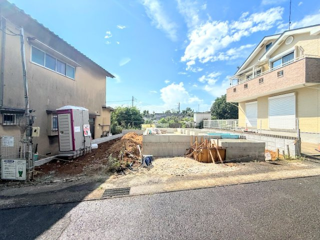 戸塚区小雀町　新築戸建の外観|◆一戸建てを中心とした街並みが整然と続き、周辺は高い建物が建っていないので、緑の多い閑静な趣を感じる環境です。街並みや周辺環境も重要なポイントです！！