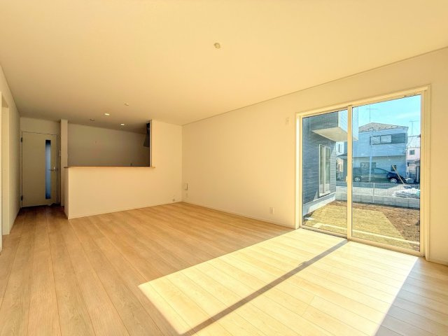 戸塚区小雀町　新築戸建の居間・リビング|【モデルルーム写真】◆リビングは一日中太陽の光が射し込みます。家族が集まる空間は、自然と笑顔が溢れます！