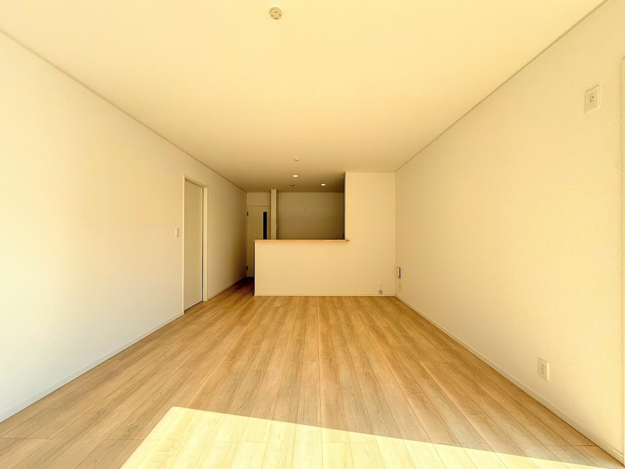 戸塚区小雀町　新築戸建の居間・リビング|【モデルルーム写真】◆ご家族の会話がはずむ、開放的なＬＤＫです。休日はお陽さまの光をたっぷりととりこめるぽかぽかリビングで過ごしませんか？