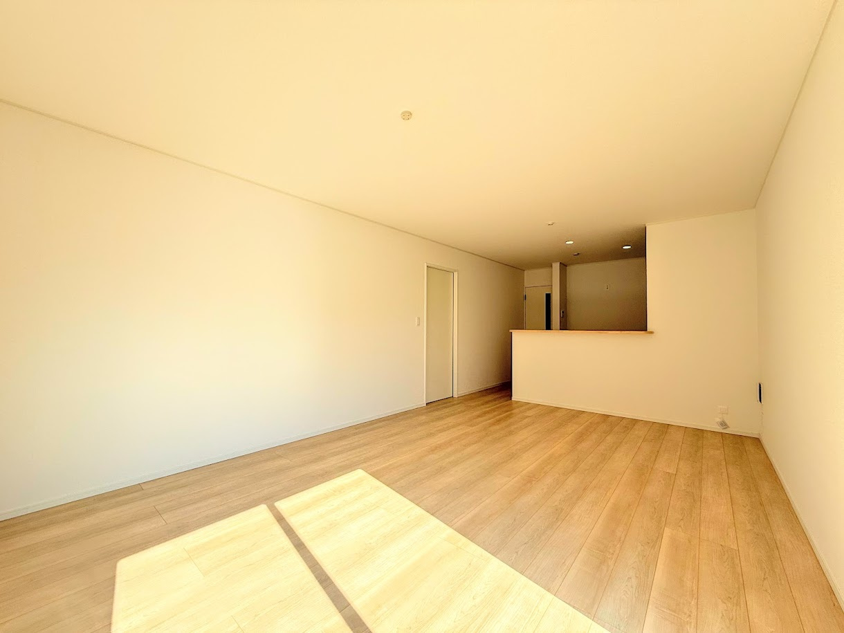 戸塚区小雀町　新築戸建の居間・リビング|【モデルルーム写真】◆壁をなくした解放感あふれる間取り。部屋のどこにいても視界が抜ける心地よさ