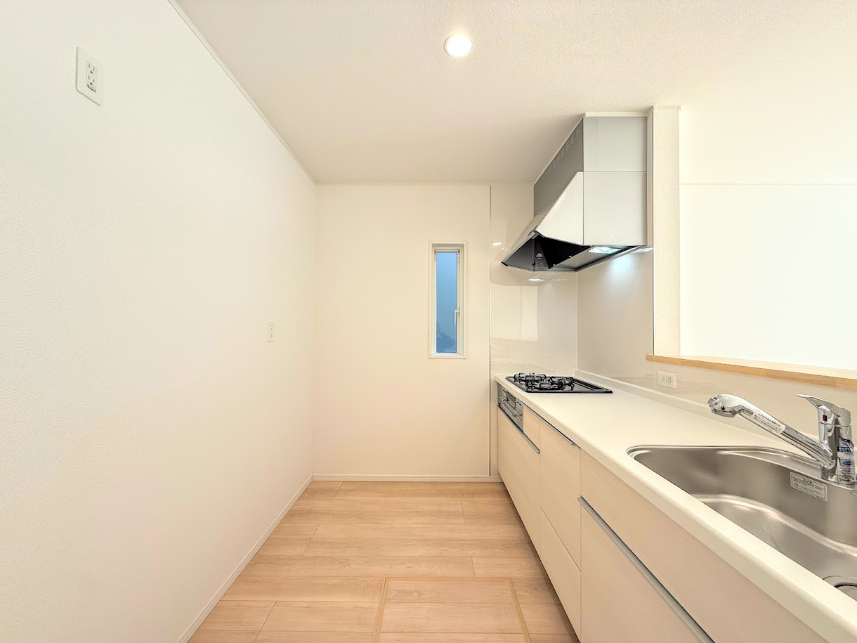 戸塚区小雀町　新築戸建のキッチン|【モデルルーム写真】◆リビング全体を見渡せるオープンな造り。小さな子どもを見守りながら安心して料理ができる空間。
