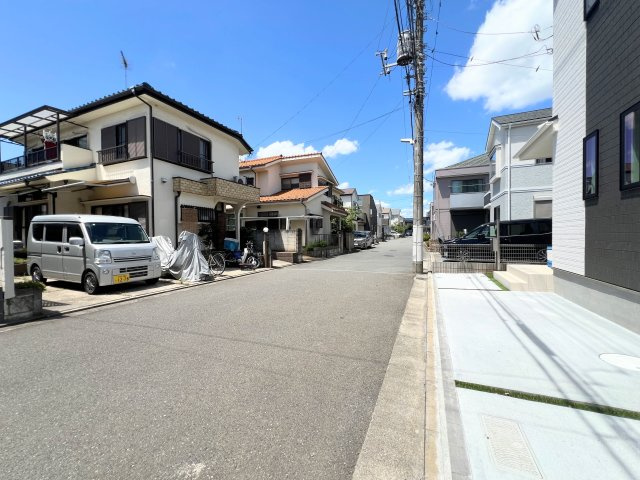 立川市砂川町6丁目　全2棟　新築戸建　の前面道路含む現地写真