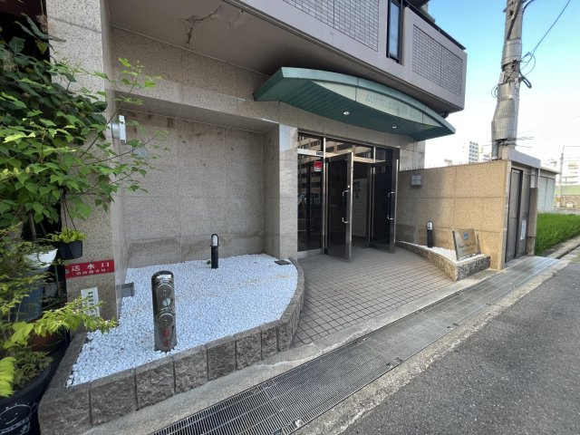 吹田市江坂町１丁目の店舗事務所のエントランス