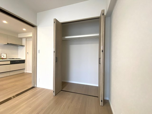 レクセル新狭山の収納|間取り図右下　洋室の収納スペース。オープン棚とハンガーパイプが付いた大容量のクローゼットで、お洋服や小物をスッキリ整理整頓できます。