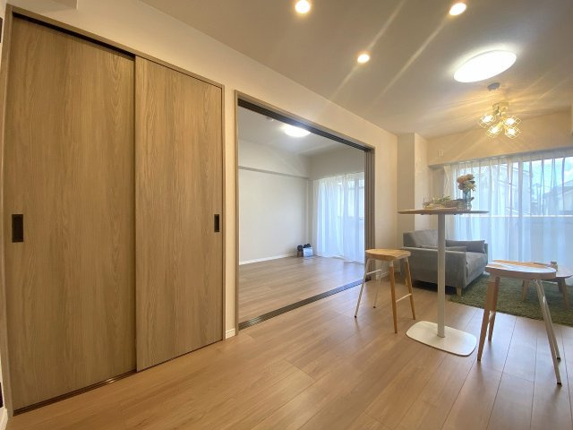 レクセル新狭山の居間・リビング|別角度からのリビング。明るく風通しの良い空間で、家族との会話も弾みます。