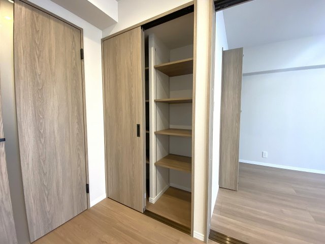 レクセル新狭山の収納|リビング内収納。掃除用具や日用品のストックなど、リビング周りの小物をスッキリ片付けられます。