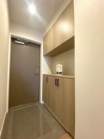 レクセル新狭山の玄関|すっきりとした玄関スペース。シューズボックス付きで靴を綺麗に収納できます。
