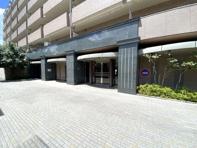 レクセル新狭山|清潔感あふれるマンションのエントランス。綺麗に整備・清掃されており、住まいの顔として安心感があります。