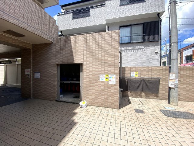 レクセル新狭山のその他共用部分|敷地内ゴミ捨て場。日々の手入れが行き届いており、綺麗に管理されています。お部屋からの移動もスムーズで便利です。