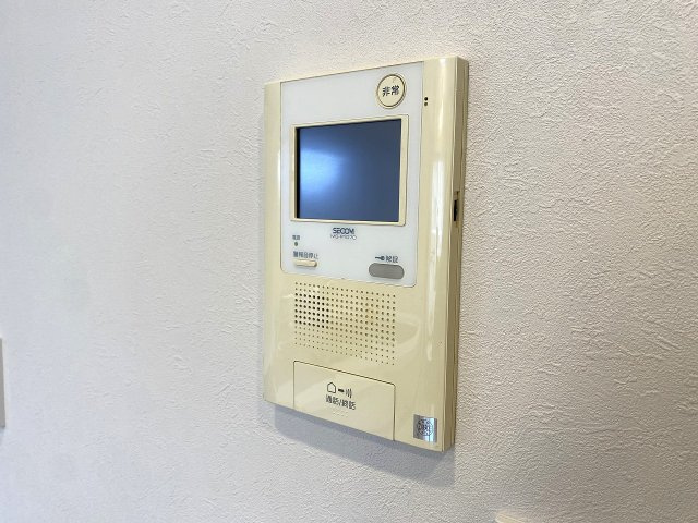 レクセル新狭山のセキュリティ|TVモニター付きインターホン。来訪者を室内から確認できるため、防犯面でも安心・安全です。