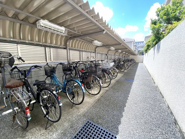 レクセル新狭山の駐輪場|屋根付き駐輪場。大切な自転車を雨風から守ります。整理整頓された綺麗な共用部です。