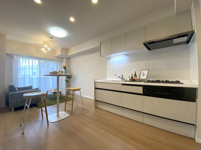 レクセル新狭山のキッチン|【新規交換】清潔感あふれるシステムキッチン。お掃除もしやすく、毎日の料理が楽しくなる快適な調理スペースです。