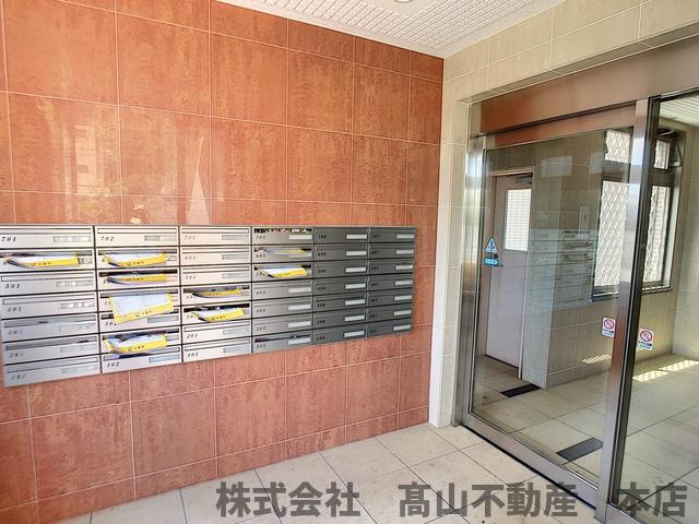 宗像市石丸３丁目の賃貸マンションのエントランス