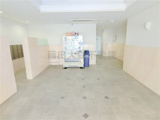 レジディア蒲田のエントランス|防犯カメラTVモニター付オートロック宅配BOXメールBOX管理人室