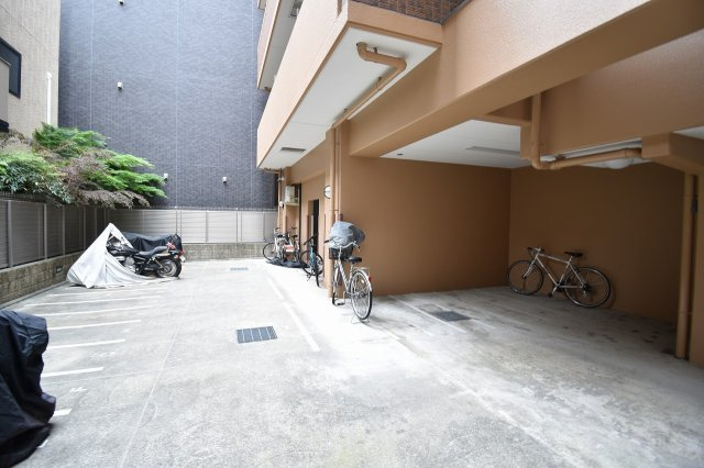 ライジングコート梅田サンライズの駐車場
