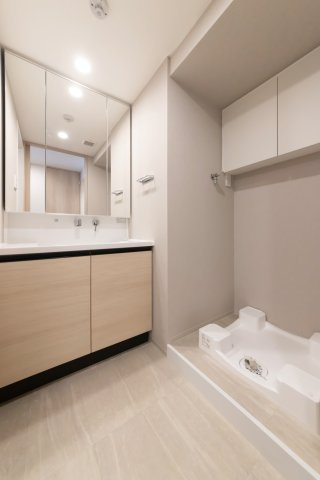 RESIDENCE　KOENJIの洗面所|ゆったりとスペースのある洗面所
