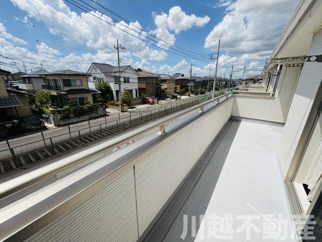 陽当たりの良い通り沿い　前面道路が広く車の出し入れ楽々のバルコニー|※8月中にリフォーム・清掃を行います※