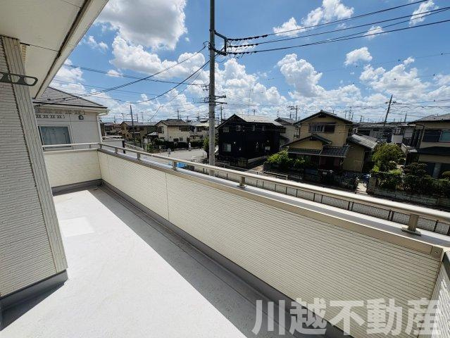 陽当たりの良い通り沿い　前面道路が広く車の出し入れ楽々のバルコニー|※8月中にリフォーム・清掃を行います※