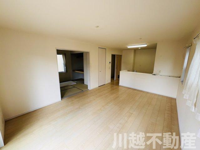 陽当たりの良い通り沿い　前面道路が広く車の出し入れ楽々の居間・リビング|※8月中にリフォーム・清掃を行います※